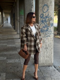 Hnedé oversized karo sako v krémovo-hnedých tónoch na žene v jesennom outfite. Hnedé oversized karo sako v krémovo-hnedých tónoch na žene v jesennom outfite.