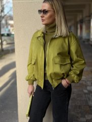Pistáciová dámska bomber bunda z brúseného materiálu s elastickými rukávmi a moderným strihom
