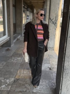 tmavohnedé dámske koženkové nohavice flare strihu v elegantnom mestskom outfite