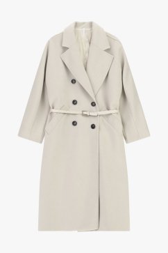 Krémový kabát s opaskom, výraznými klopami a dlhším strihom. Elegantný taliansky model