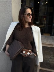 Tmavohnedý oversize sveter s krátkym rukávom, elegantný jesenný outfit pre ženy.