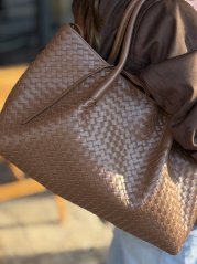 hnedá kožená shopper kabelka s prepletanou štruktúrou kože v mestskom outfite