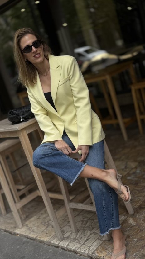 žlté elegantné sako s dlhým rukávom a tvarovaným strihom v jemnom tailoring outfite