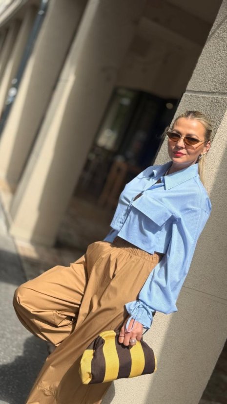 Dámska modrá crop košeľa Vale Blue s jemným prúžkovaným vzorom, vreckom a rukávmi s viazaním
