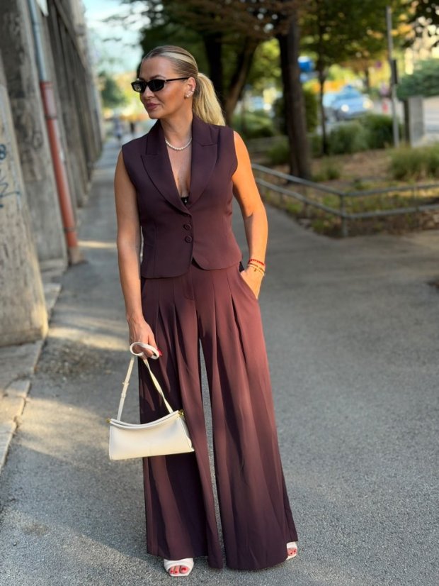 Slivková vesta Imperial Noir s klopami a vypasovaným strihom na modelke.