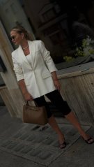 Dámske čierne capri nohavice Blumare z viskózovej zmesi s priliehavým elegantným strihom pod kolená