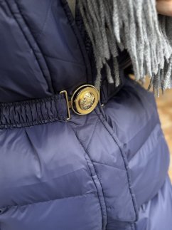 tmavomodrá dlhá zimná bunda s opaskom a prešívanou štruktúrou v talianskom štýle tmavomodrá dlhá zimná bunda s opaskom a prešívanou štruktúrou v talianskom štýle