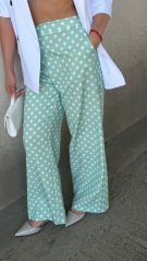 mint široké nohavice s bielymi bodkami vo vzdušnom elegantnom outfite