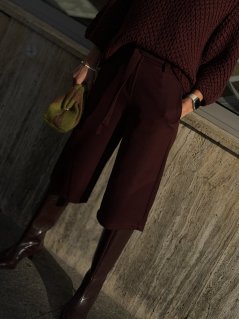 Dámske bermudy Quenny v burgundy farbe s vysokým pásom, širokým strihom a viazaním. Elegantný taliansky model 