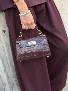Dámska burgundy mini kožená kabelka Ambra s croco textúrou a zlatým zapínaním