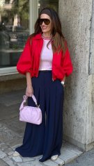 červená crop bunda s balónovým rukávom a zipsom v modernom mestskom outfite červená crop bunda s balónovým rukávom a zipsom v modernom mestskom outfite