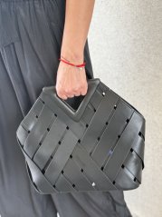 Čierna kožená kabelka s prepletaným dizajnom a pevnou rúčkou, moderná elegantná kabelka z pravej kože