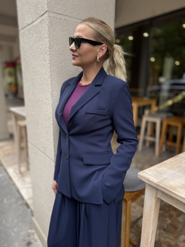 Dámsky tmavomodrý kostým so sakom a širokými nohavicami, elegantný business outfit s moderným strihom.