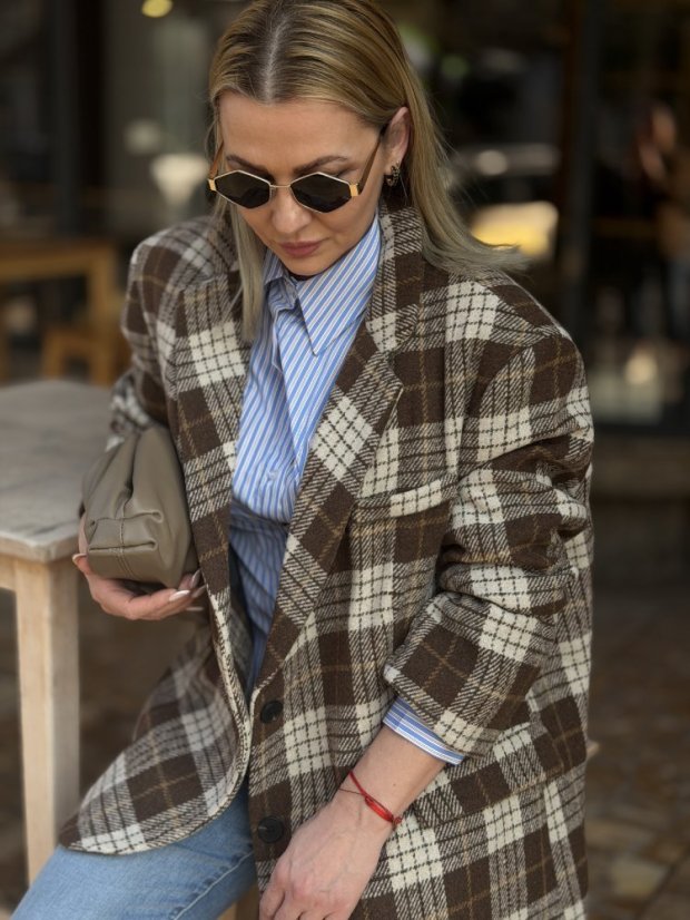 Hnedé oversized karo sako v krémovo-hnedých tónoch na žene v jesennom outfite.