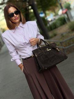Ružová pásikavá košeľa Pastels s golierom a prekríženým detailom v páse na modelke.