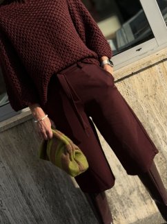 Dámske bermudy Quenny v burgundy farbe s vysokým pásom, širokým strihom a viazaním. Elegantný taliansky model 