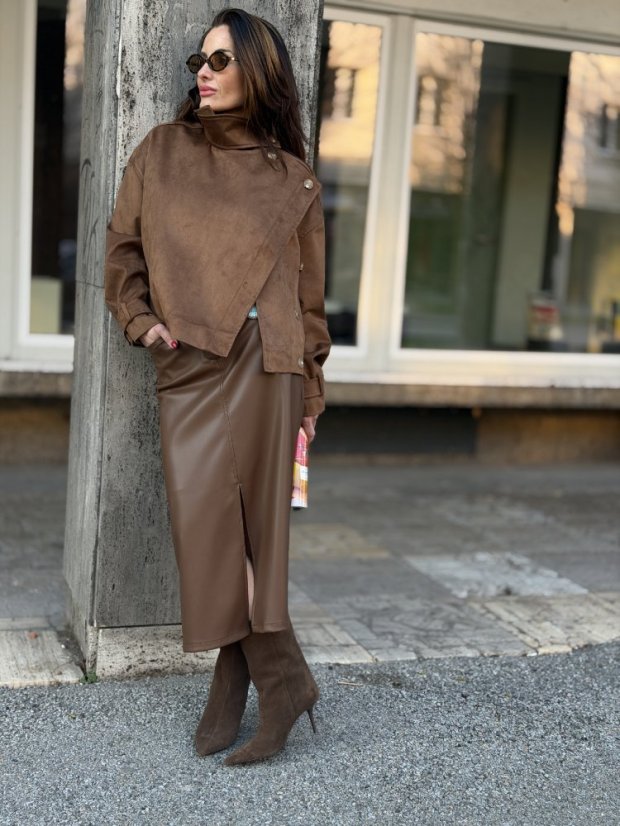 hnedá koženková midi sukňa s rozparkom na žene v elegantnom mestskom outfite