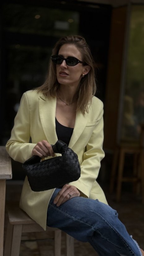 žlté elegantné sako s dlhým rukávom a tvarovaným strihom v jemnom tailoring outfite