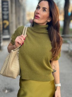 Olivový rolákový sveter s krátkym rukávom z jemného úpletu v elegantnom štýle Olivový rolákový sveter s krátkym rukávom z jemného úpletu v elegantnom štýle