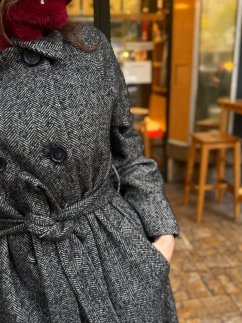 kabát herringbone čierny s opaskom dlhý taliansky kabát herringbone čierny s opaskom dlhý taliansky