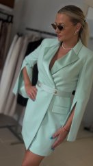 Dámske mint blazer šaty Imperial Portofino s opaskom, zlatými gombíkmi a efektnými plášťovými rukávmi Dámske mint blazer šaty Imperial Portofino s opaskom, zlatými gombíkmi a efektnými plášťovými rukávmi