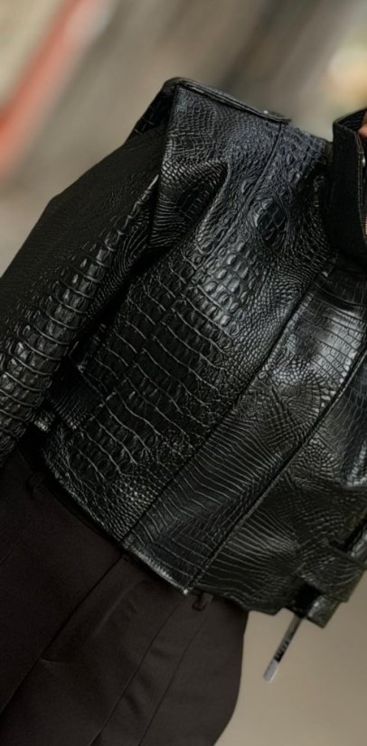 Čierna bunda Croco Luxe s croco štruktúrou v koženom vzhľade na modelke.