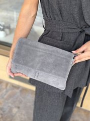 Sivá semišová listová kabelka v minimalistickom dizajne, elegantná na svadby a večerné príležitosti