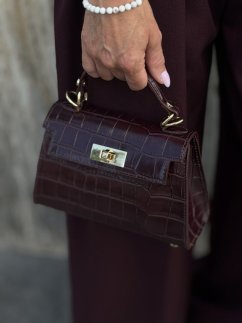 Dámska burgundy mini kožená kabelka Ambra s croco textúrou a zlatým zapínaním