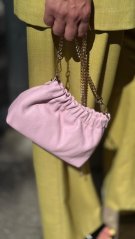 Ružová kožená mini kabelka s riasením a zlatou retiazkou