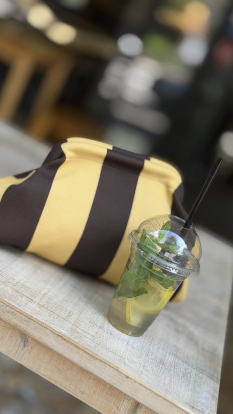 Horčicovo čokoládová pruhovaná letná kabelka clutch do ruky
