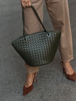 Zelená kožená shopper kabelka Elara Militare s prepletaným dizajnom na ramene modelky.