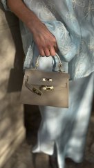 Béžová kožená mini kabelka so zlatým zapínaním, elegantný doplnok na svadby a večierky