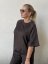 Hnedý dámsky oversize top s krátkym rukávom a jemným leskom, ideálny pre elegantné aj ležérne outfity