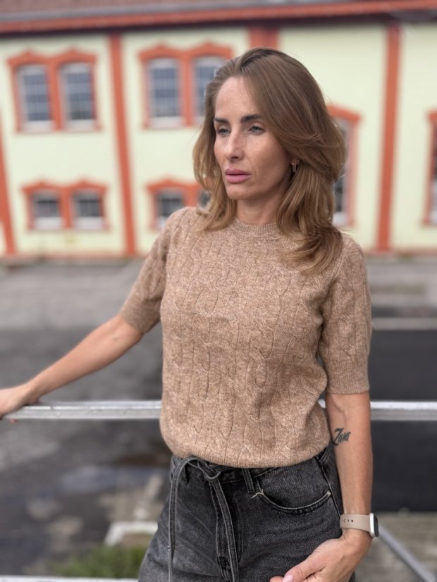 Béžový sveter s krátkym rukávom a jemným pleteným vzorom, ženský elegantný štýl