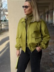 Pistáciová dámska bomber bunda z brúseného materiálu s elastickými rukávmi a moderným strihom Pistáciová dámska bomber bunda z brúseného materiálu s elastickými rukávmi a moderným strihom