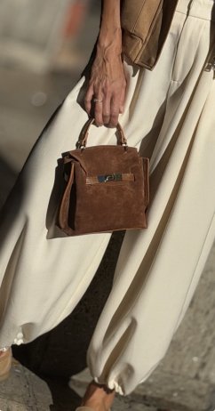Camel mini kabelka z brúsenej kože so zlatým kovaním.