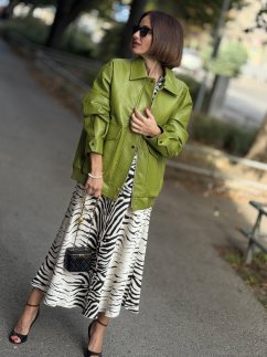 Pistáciová bomber bunda z koženkového materiálu s moderným voľným strihom